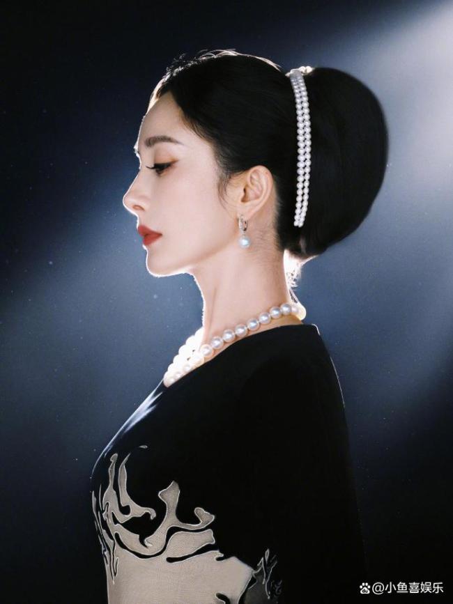 杨幂狂野女王封神！原野之姿尽显魔力