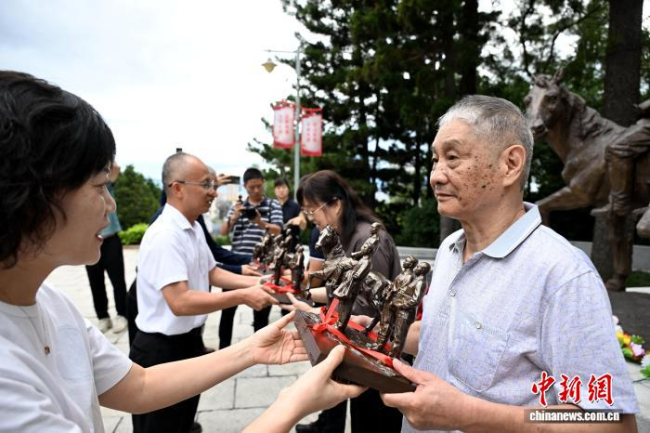 福州各界缅怀吴石等4位在台牺牲英烈 烈士后人敬献鲜花