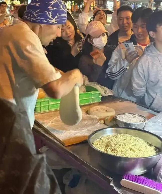 媒体评10元3个的馕走红 坚守初心的温暖故事