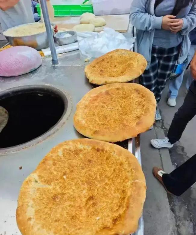 媒体评10元3个的馕走红 坚守初心的温暖故事