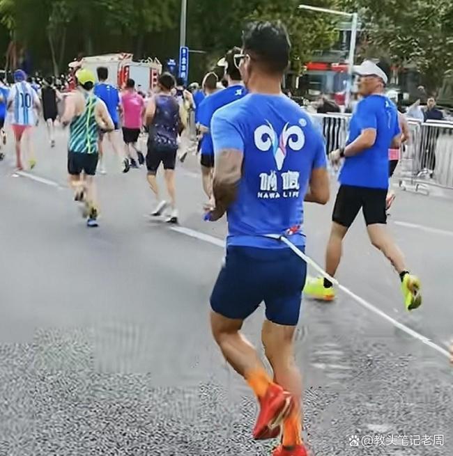 男子栓绳子牵拉9岁儿子跑马拉松 违规行为引争议