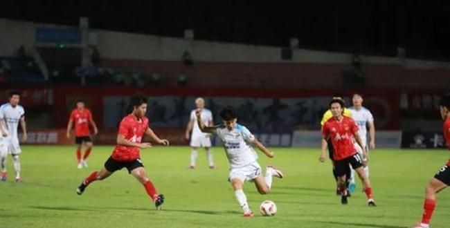 大连英博1-0领先蓉城