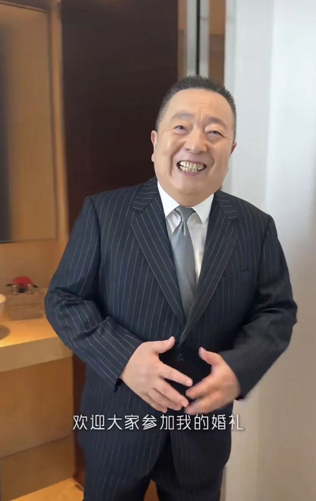 70岁董浩叔叔晒婚纱照 弥补43年遗憾