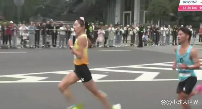 张水华获成都马拉松亚军 与冠军精彩对决引发热议
