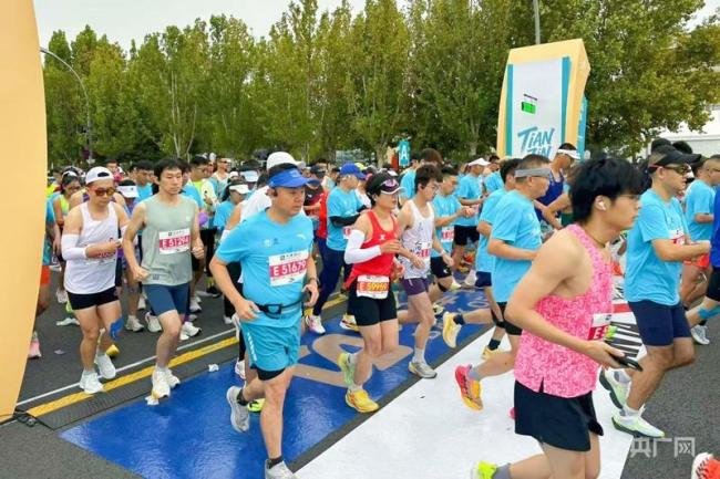 2026天津马拉松开跑 三万跑者丈量城市风光