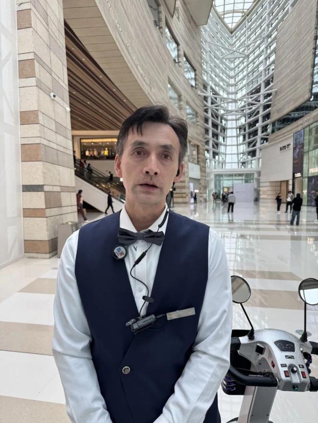 商场保洁大叔撞脸明星高颜值出圈，路人评价 认脸现场热议不断
