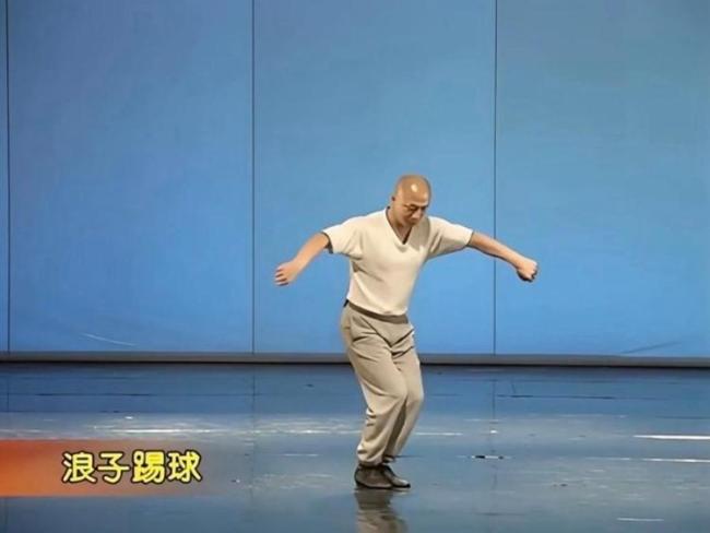 网红“闪身步”刷屏 有人练进医院