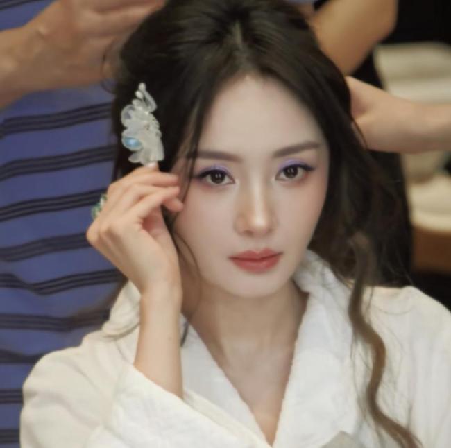 杨幂张小斐合影互推抢后排 真友情不争C位