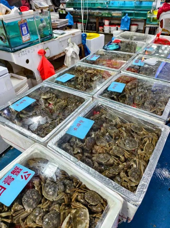 杭州大闸蟹有商户日销6000斤 价格回落三四成