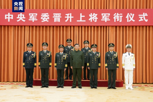 Xi Jinping promove dois oficiais seniores a generais de mais alta categoria