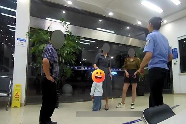 揪心又暖心！男童走失急哭，民警化身“临时家长”温情守护