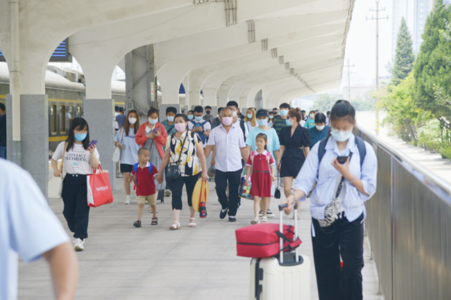 暑运期间，济宁兖州火车站加开多趟旅客列车