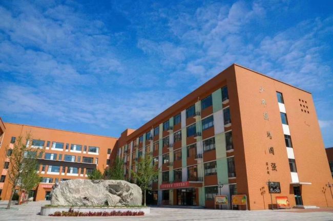 万象新天学校实景图十年培育一棵树,一所好学校的打造更是需要时间的