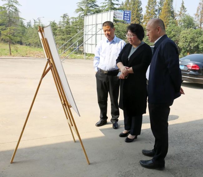 潍坊诸城市委书记张建伟到得利斯调研德风小镇项目