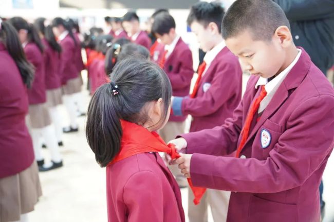 中国少先队72岁生日，济南托马斯学校104名小学生戴上红领巾
