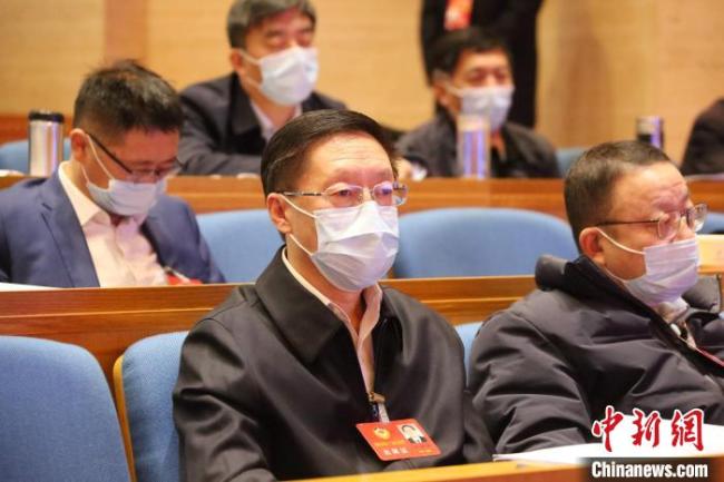 1月23日，山东省第十三届人民代表大会七次会议在济南开幕。与会代表、委员认真听取会议。　沙见龙 摄
