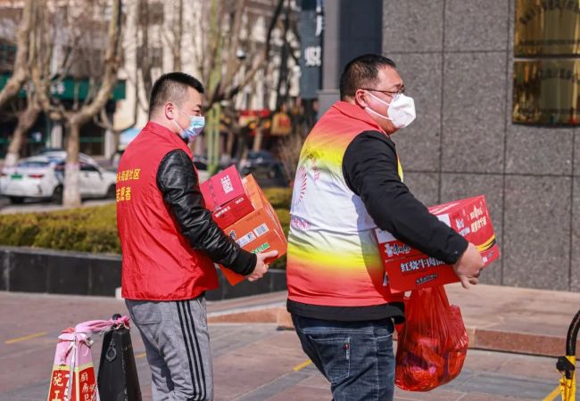 敲開居家隔離者的門,生活必需品的清單,凝聚人間摯愛,透過屏幕的問候