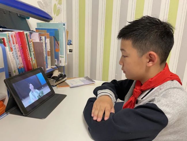 悦纳生命发展生命济南高新区汉峪小学组织师生及家长观看生命安全教育