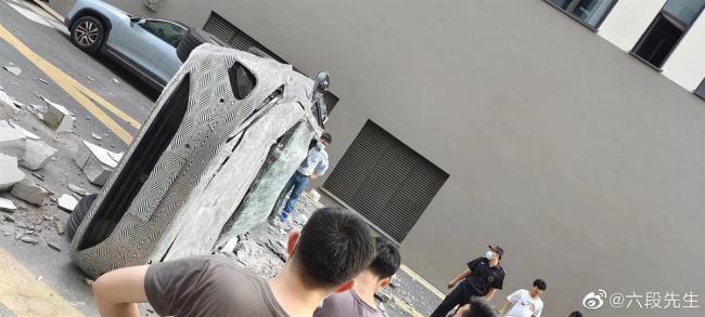 上海一辆蔚来测试车冲出大楼坠落！两名试车员不幸身亡
