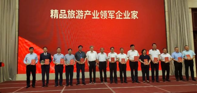 山东力明科技职业学院获评先进单位董事长王力一荣获领军企业家称号