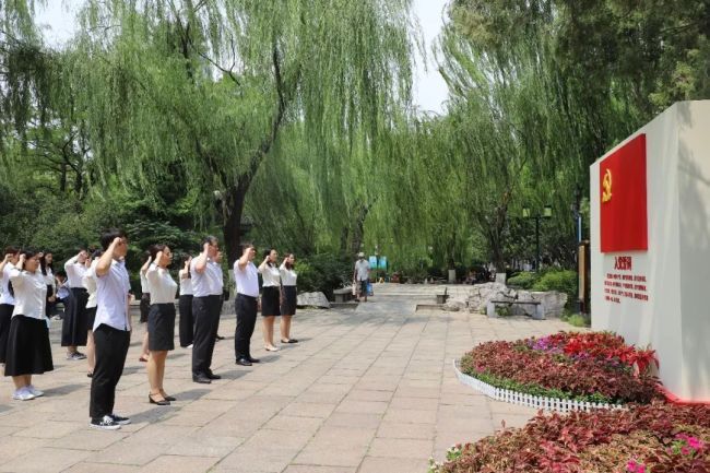参观学习结束后,全体党员来到五龙潭公园内的美铭广场,瞻仰王尽美