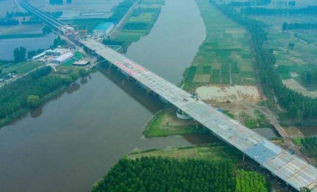 济南至微山公路济宁新机场至枣菏高速段项目白马河特大桥顺利合龙