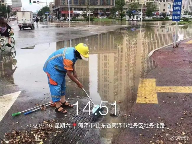菏泽城管局多个部门迅速行动，共同处理暴雨过后居民环境