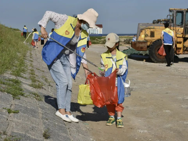 青岛西海岸新区组织开展“守护美丽海湾 我们在行动”垃圾清理志愿服务活动