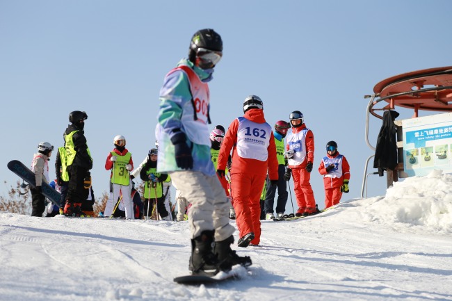 青岛滑雪精英挑战赛在西海岸新区开赛，掀起岛城冬季旅游新热潮