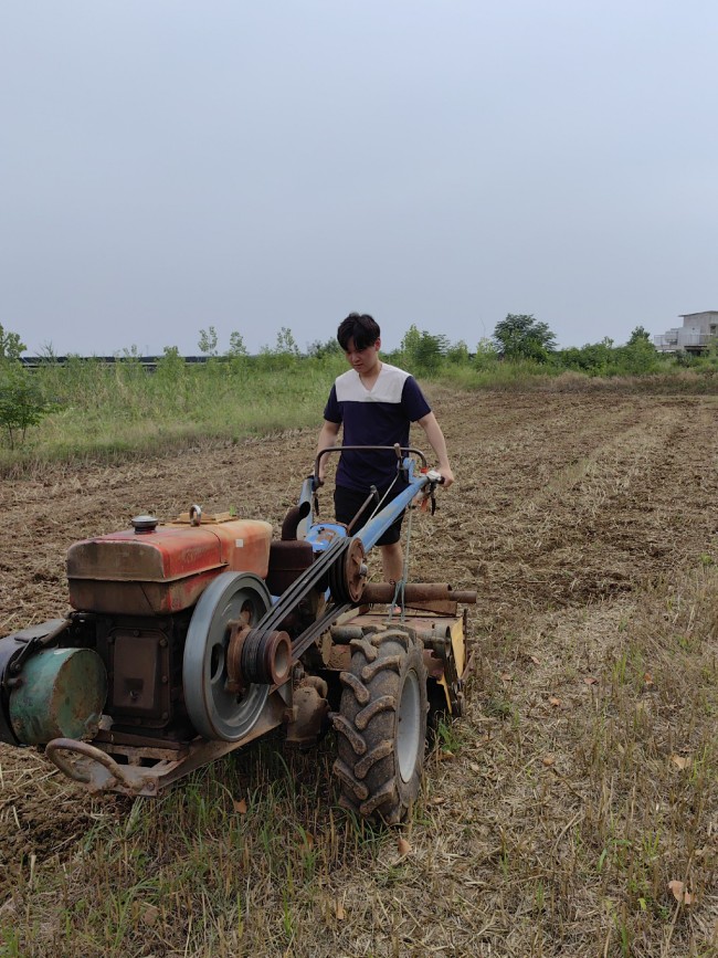 陈光标连续25年帮父母夏收秋种：和儿子一起干农活，回家的感觉真好！