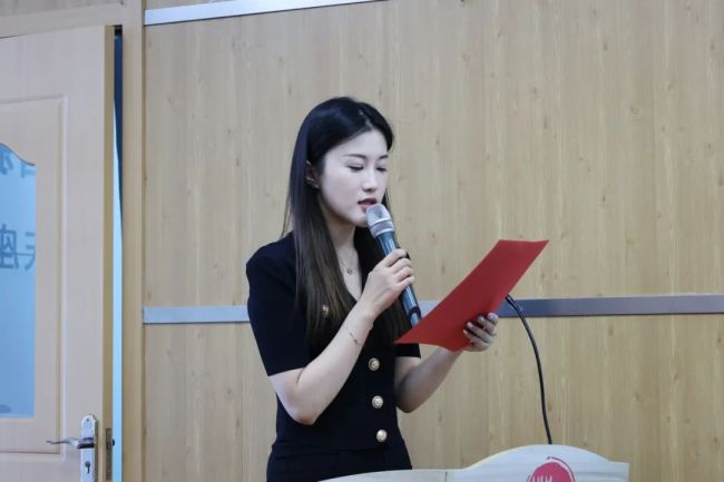 万林集团总裁宣读万林集团创始人李言涛发表了庆祝集团成立32周年致辞