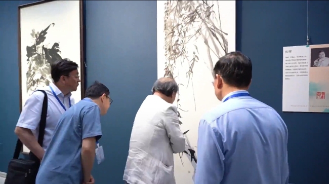 张晖笔墨“一览众山”——是竹篱茅舍,也是鸟语花香