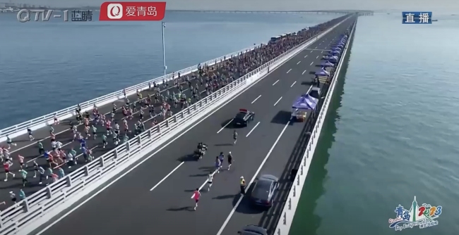 跨海大桥上踏浪逐风，尽享体育盛宴！青岛银行·2023青岛海上马拉松成功举办