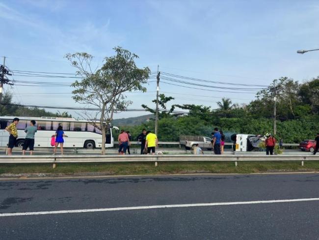 泰国普吉一辆旅游巴士侧翻致17名中国游客受伤，伤者已全部送往医院检查治疗
