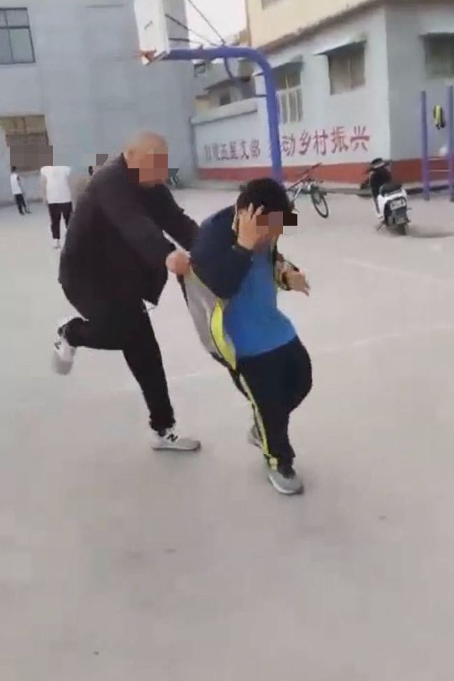 河南新乡9岁男孩校门口被同学家长殴打住院，当地教体局回应：涉事人已被拘留