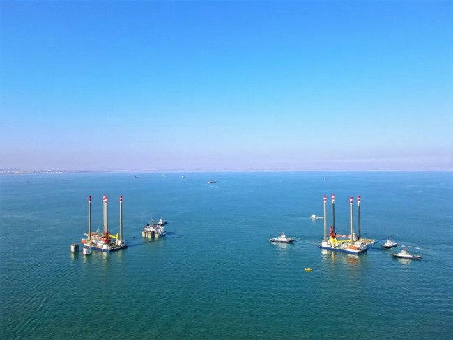 两座新一代“海上移动城堡”在青岛西海岸新区交付