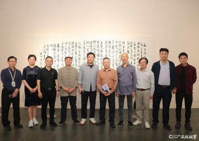 广州美协主席团集体观看展览.jpg