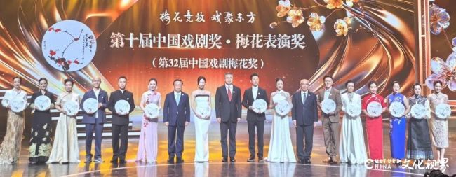 为山东摘下第23朵“梅花”——90后戏曲演员尹春媛昨在上海获第十届中国戏剧奖·梅花表演奖(第32届中国戏剧梅花奖)
