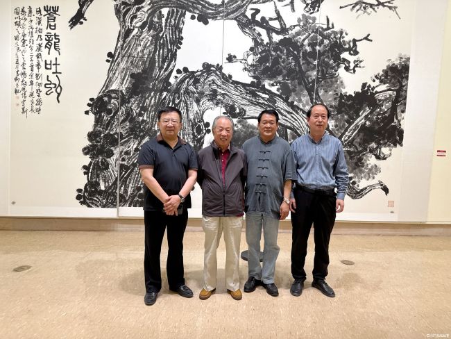 “花开盛世——孙成刚大写意花鸟画全国巡展（西安站）”昨日在陕西省美术博物馆开幕