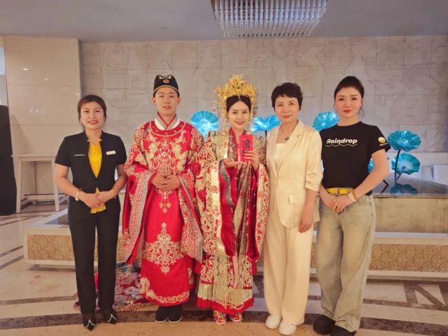 莎蔓莉莎双喜临门！祝福 “莎二代” 与这对新人