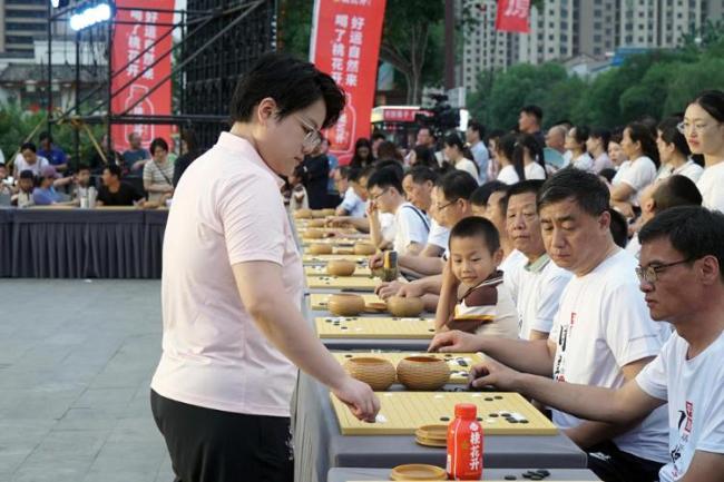 职业名手德州平原摆擂台，数千棋友观众到场助阵