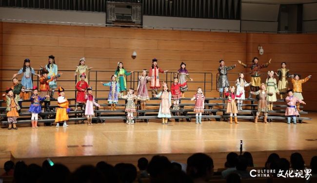 北疆草原童声唱响青岛！呼伦贝尔五彩儿童合唱团全国公益巡演首站绽放童声魅力