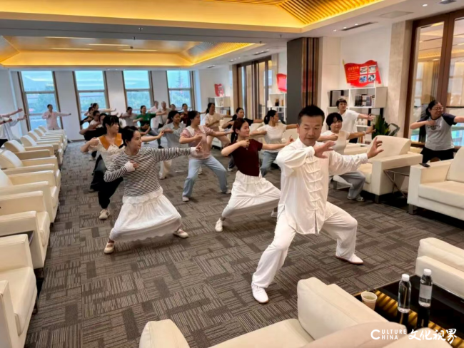 员工健康是企业发展的根本——陕西步长制药特邀老师教员工习练“八段锦”