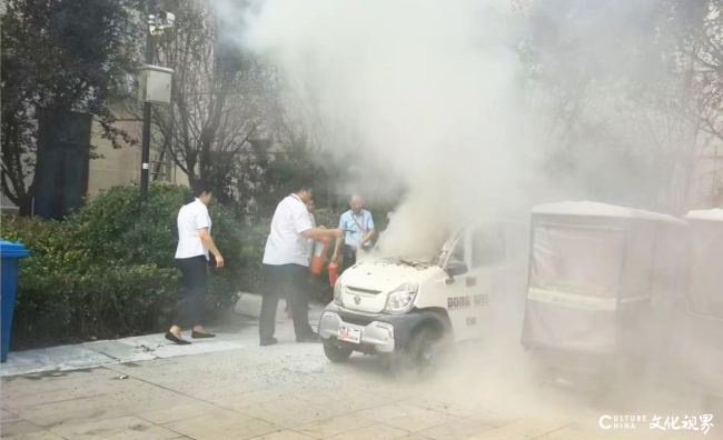 充电桩区域一辆四轮电动车着火，恒信物业五分钟扑灭火情保平安