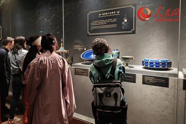 2024年4月，游客在文华殿参观“紫禁城与凡尔赛宫”展览。人民网记者 韦衍行摄