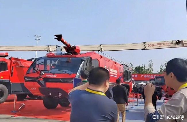 关键时刻掉链子——威海广泰28米登高消防车在北京国际消防展上突发“断臂”事故,其产品设计及质量问题引关注