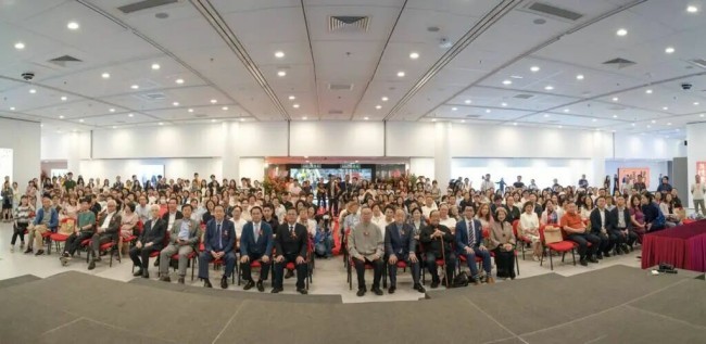 以脚步丈量山河,以笔墨书写心境 | “放宽心·吃茶去——莫言、王振摄影书法展”在香港开幕