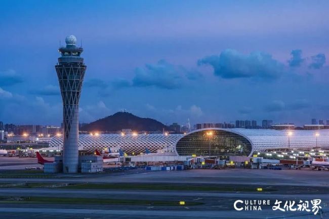 就因25厘米,素质被甩几条街——深圳机场就升降车高差致轮椅无法推进机舱致歉,郑智化回应……