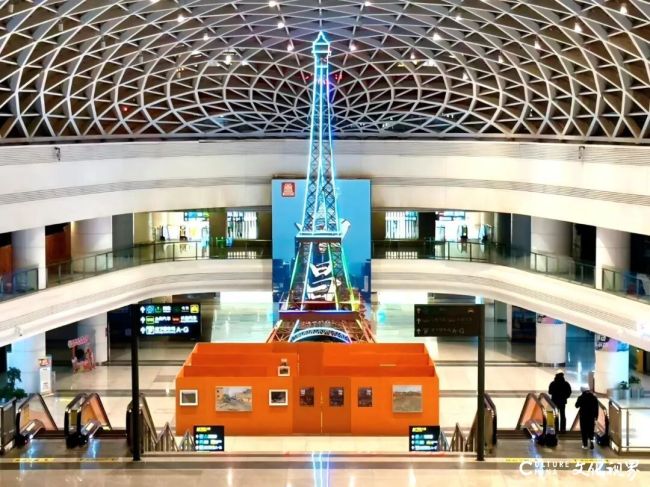 赴一场“不设限”的艺术之约!“南昌印象——廖正定油画作品展”于南昌西站北广场持续展出中