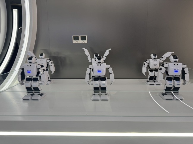 机器人秀太极拉花——青岛打造具身智能机器人科创高地